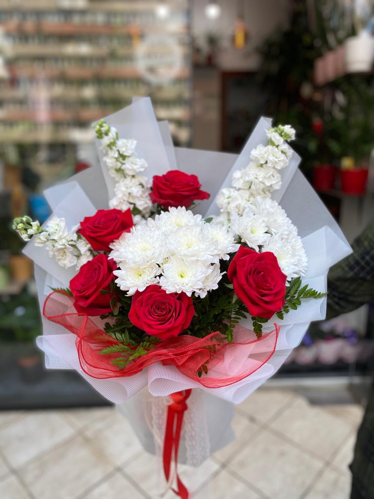 Buchet rafinat cu trandafiri roșii și crizanteme albe